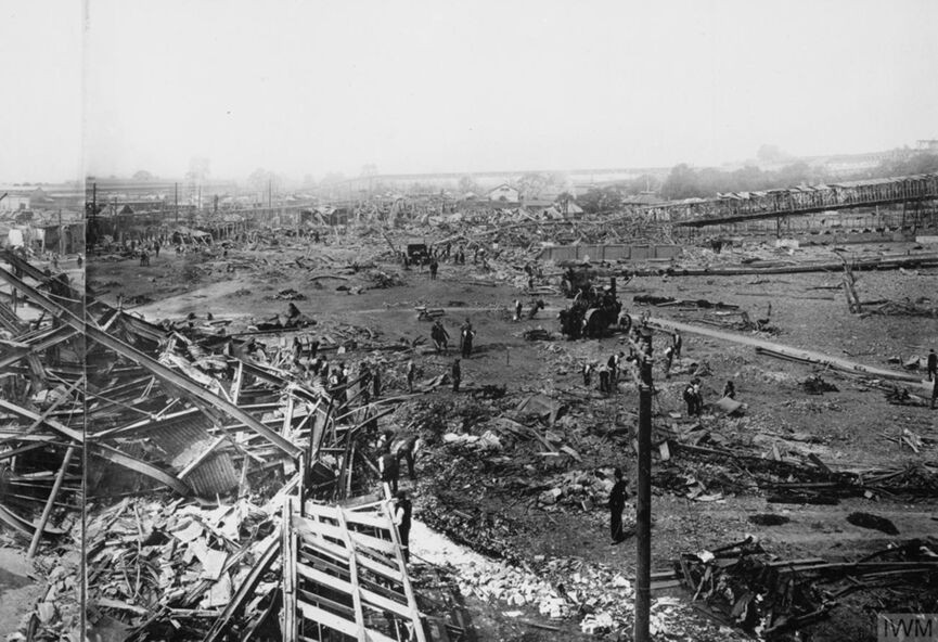 5. Công việc sản xuất đạn dược được trả lương tương đối cao nhưng khá nguy hiểm và vất vả. Chất nổ độc hại có thể gây vàng da nhiễm độc, thậm chí tử vong. Tuy nhiên, nhiều phụ nữ vẫn bất chấp điều kiện làm việc nguy hiểm.