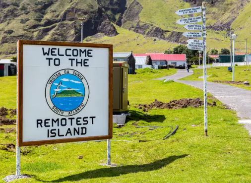 Một tấm biển ở Edinburgh, Tristan da Cunha, chào đón tới hòn đảo xa xôi nhất thế giới.