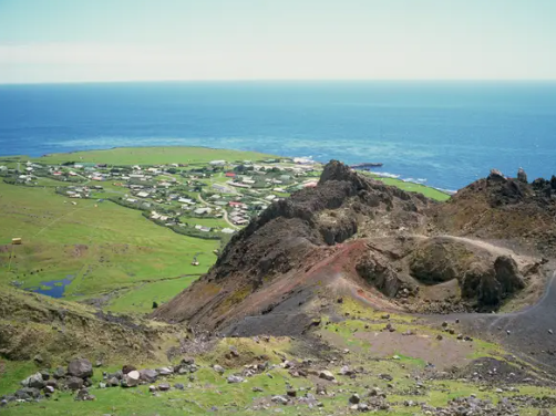 Hòn đảo xa xôi đến mức chính quyền khuyến nghị du khách nên bắt đầu lên kế hoạch cho chuyến đi của mình trước một năm. Việc tham quan hòn đảo không phải là điều dễ dàng. Du khách cũng cần có sự cho phép của chính quyền đảo này.