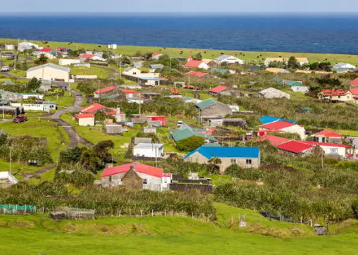 Khu định cư không có khách sạn và hầu hết du khách đều ở nhà của người dân địa phương.