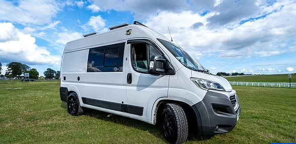 Thanh niên biến xe tải cũ thành nhà di động đi xem Euro 2024 - Hình 2 Thanh nien bien xe tai cu thanh nha di dong di xem Euro 2024-Hinh-2