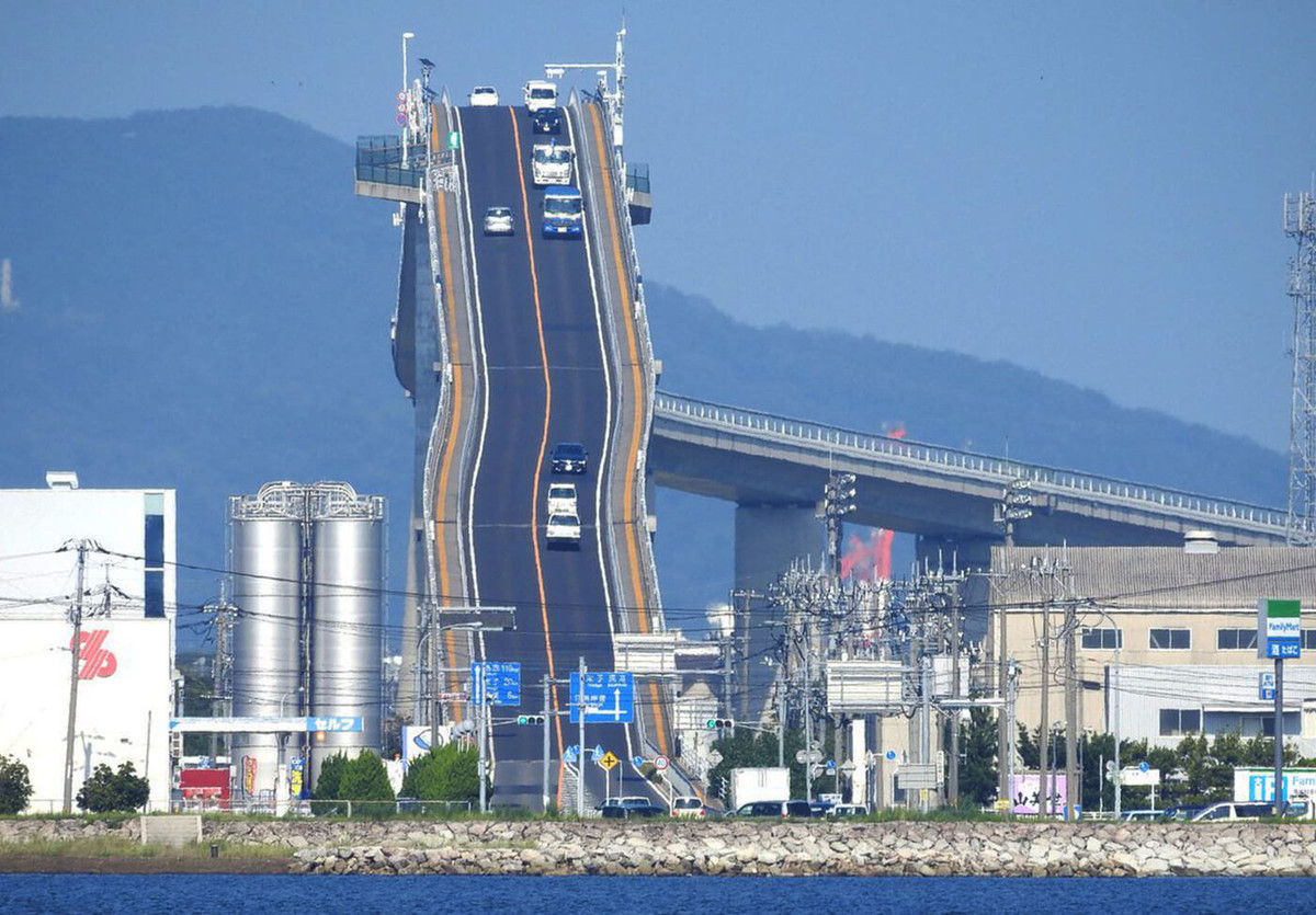 Eshima Ohashi dài khoảng 1,7km, rộng 11,3 m, và được chia làm 2 làn xe.