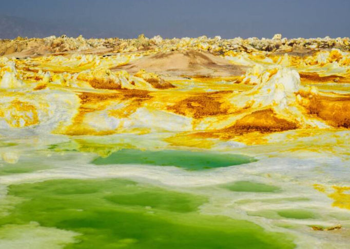 Màu xanh lá cây và màu vàng nổi bật ở Dallol, được hình thành bởi địa chất độc đáo trong khu vực.