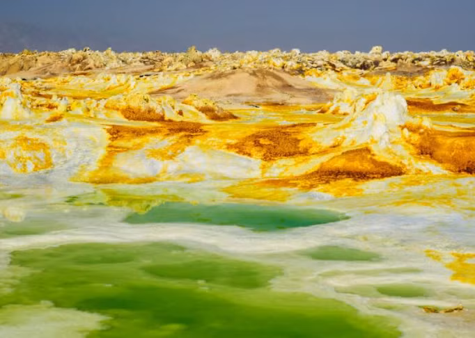 Màu xanh lá cây và màu vàng nổi bật ở Dallol, được hình thành bởi địa chất độc đáo trong khu vực.