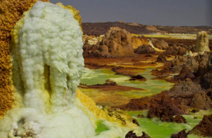 Magma từ những ngọn núi lửa gần đó làm nóng nước ngầm trong khu vực, khiến nước ngầm sủi bọt lên bề mặt và hòa tan muối cũng như các khoáng chất khác. Hiện tượng này khiến khu vực có màu sắc nổi bật.