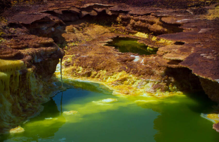 Một hồ nước xanh ở Dallol.