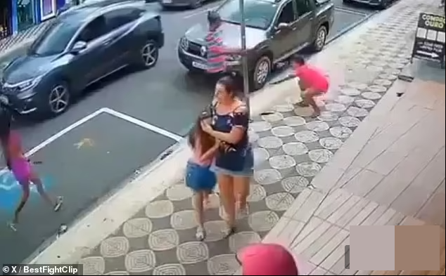 Khoảnh khắc bé gái bị người lạ tát giữa đường gây sốc Khoanh khac be gai bi nguoi la tat giua duong gay soc