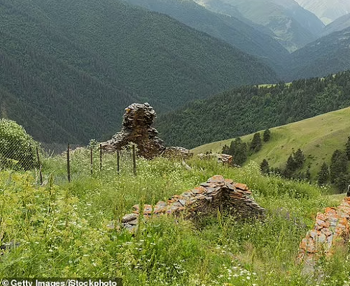 Được biết, ông Irakli đã rời nhà để học ngành y ở thủ đô Tbilisi, Georgia, và ông nhận công việc đầu tiên tại một bệnh viện ở vùng đất khác của đất nước. Tuy nhiên, khi bác sĩ trước đây ở Bochorna và vùng Tusheti rời đi vào năm 1979, ông bắt đầu luân chuyển và chuyển về Bochorna làm việc toàn thời gian vào năm 2009 thay vì nghỉ hưu.