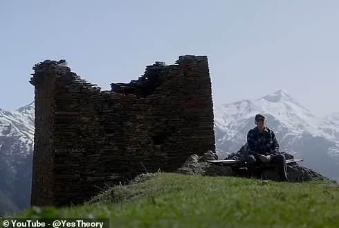 Hầu hết dân làng rời Tusheti vào cuối tháng 9 vì điều kiện mùa đông ở độ cao có thể rất khắc nghiệt với nhiệt độ giảm mạnh xuống dưới mức đóng băng và tuyết dày hơn 1,8 mét kéo dài hàng tháng. Tuy nhiên, Irakli vẫn ở trong trang trại đơn sơ của ông ở Bochorna để có thể trả lời bất kỳ cuộc gọi khẩn cấp nào.