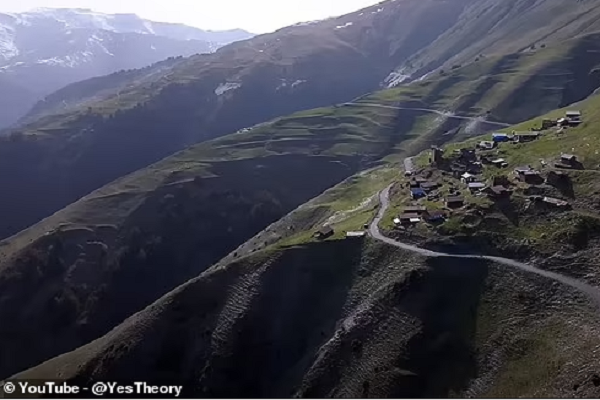 Người dân đã sinh sống ở Tusheti hàng nghìn năm, với ngành nghề chính là chăn nuôi cừu. Tuy nhiên, với truyền thống dần dần lụi tàn, nhiều người đã rời bỏ vùng núi. Irakli chia sẻ ý thức trách nhiệm mạnh mẽ đã kéo ông ở lại ngôi làng biệt lập ở độ cao 2.345 mét so với mực nước biển này.