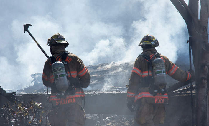 Triệu phú tự đốt nhà để...chọc tức vợ Trieu phu tu dot nha de...choc tuc vo