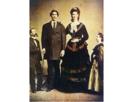 6. Anna Haining Swan và Martin Van Buren Bates là cặp vợ chồng cao nhất từ trước đến nay. Swan cao 2,41 mét trong khi Martin cao 2,36 mét.