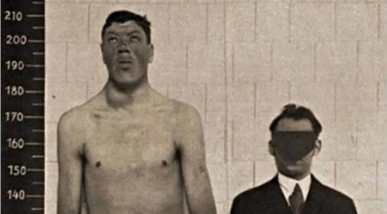 10. Adam Rainer sinh năm 1899 tại Graz, Áo. Chiều cao của Adam được ghi nhận là 2,33 mét.