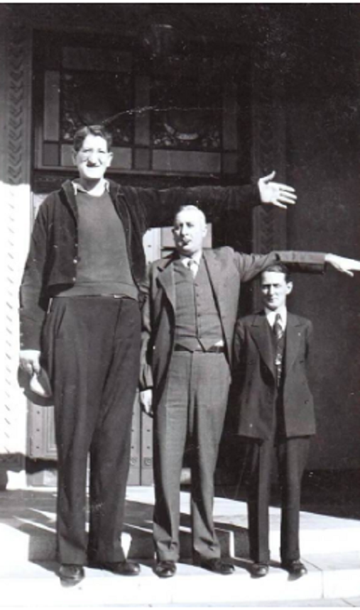 9. Jack Earle: “Người khổng lồ Texas” là một trong những người cao nhất từ trước đến nay. Ông sinh năm 1906 tại Denver, Mỹ. Chiều cao của Earle được công bố là 2,59 mét.