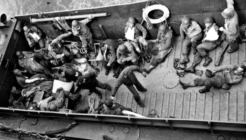 Tàu đổ bộ LCM sơ tán những người bị thương đi điều trị ở Normandy ngày 6/6/1944.