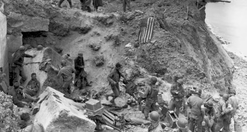 Một lá cờ Mỹ đánh dấu boong-ke bị phá hủy hai ngày sau khi địa điểm chiến lược nhìn ra bãi biển D-Day này bị lực lượng Mỹ chiếm giữ tại Pointe du Hoc, Pháp, ngày 8/6/1944.