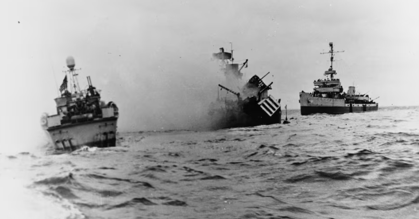 Tàu quét mìn USS Tide của Hải quân Mỹ chìm sau khi trúng mìn, trong khi thủy thủ đoàn được hỗ trợ bởi tàu phóng lôi tuần tra PT-509 và tàu quét mìn USS Pheasant ở Normandy, Pháp, ngày 7/6/1944.