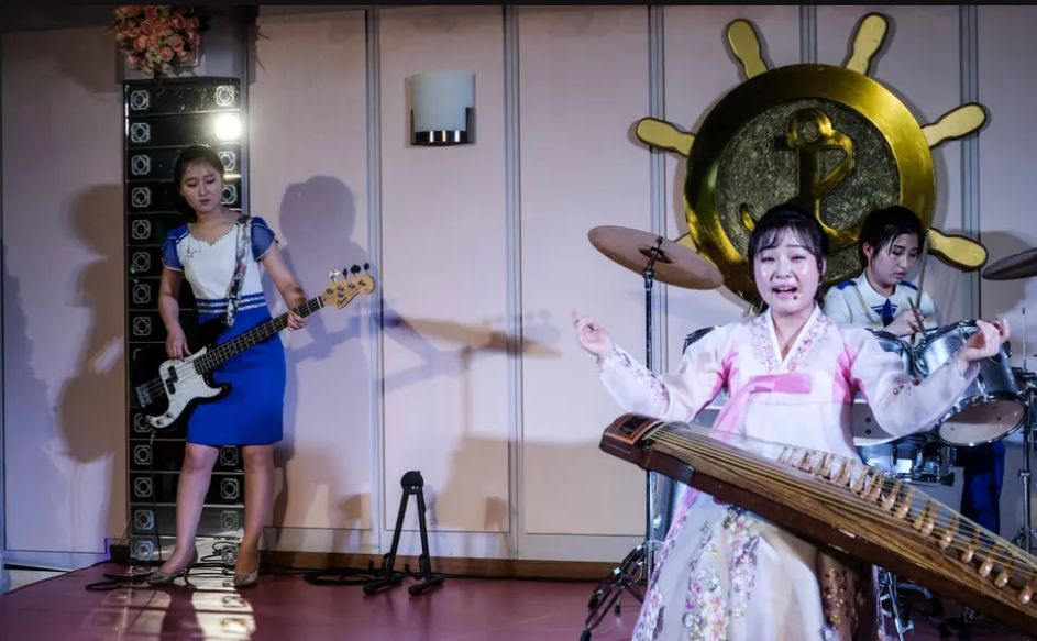 Các nghệ sĩ biểu diễn phục vụ du khách thưởng thức bữa tối tại Taedonggang, nhà hàng hải sản trên thuyền.