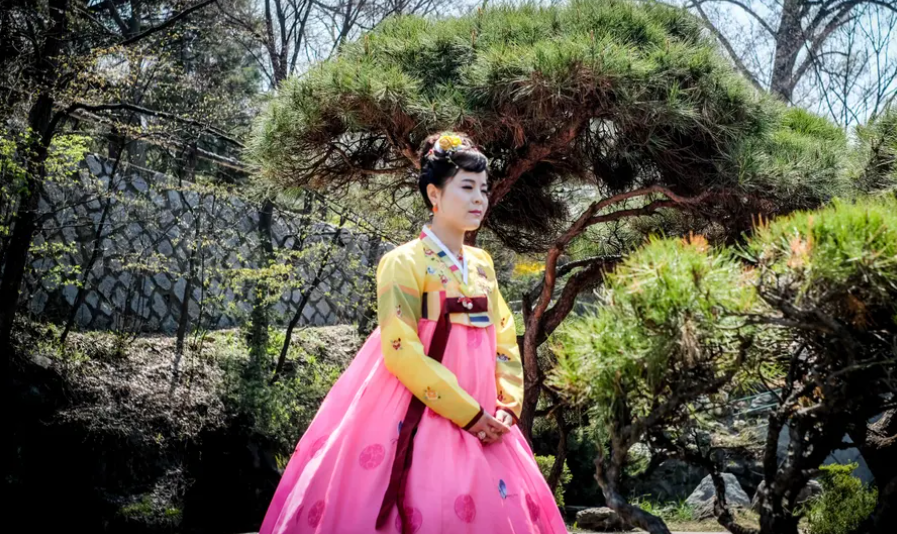 Cô dâu chụp ảnh cưới tại công viên Moran.