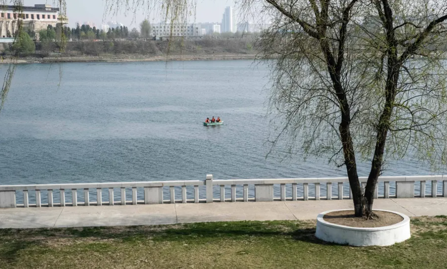 Ba người đàn ông mặc áo phao khi ngồi chèo thuyền trên sông Taedong chảy qua Bình Nhưỡng.