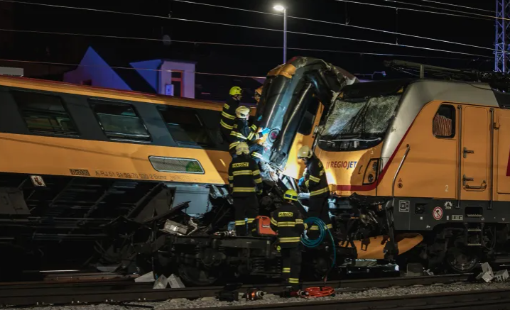 Tàu chở hơn 300 người gặp nạn ở Séc, nhiều thương vong Tau cho hon 300 nguoi gap nan o Sec, nhieu thuong vong