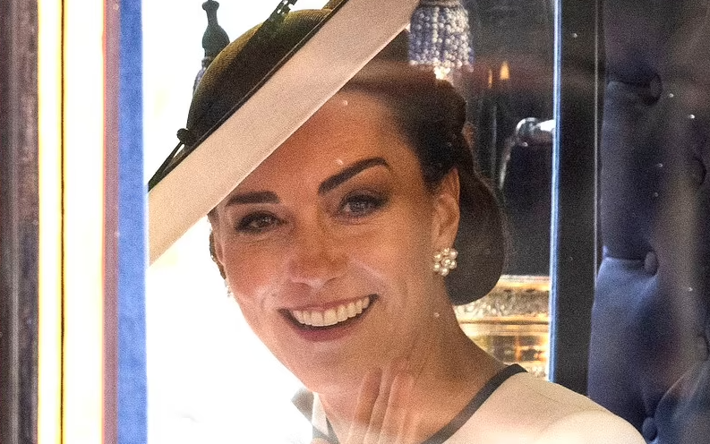 Hinh anh Vuong phi Kate lan dau xuat hien sau dieu tri ung thu-Hinh-3