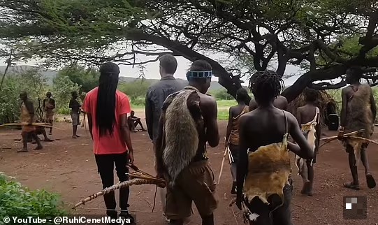 Cùng với chế độ ăn kiêng độc đáo, Ruhi Cenet tiết lộ rằng người Hadza nói một ngôn ngữ phức tạp gọi là Hadzane.