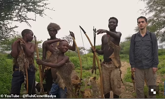 "Người Hadza sinh sống bằng cách săn bắn và lái lượm như tổ tiên của chúng ta đã làm cách đây hàng nghìn năm ở sâu trong vùng thảo nguyên hoang dã", Cenet nói trong bộ phim tài tiệu được đăng trên Youtube.