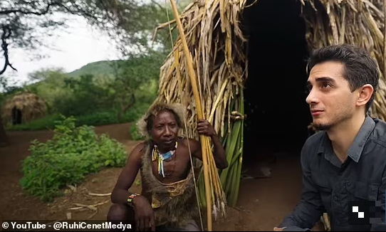 Tại đây, anh Cenet (phải) đã gặp gỡ và tiếp xúc với các thành viên của bộ tộc Hadza.