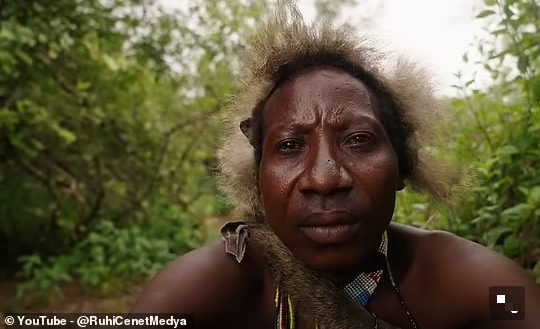 Những con chó săn giúp đánh hơi loài linh cẩu đá và cầy mangut trong nơi ở dưới lòng đất của chúng, trước khi những người trong bộ lạc tiến vào và bắt chúng.