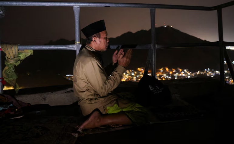 Một người đàn ông cầu nguyện trên núi Al-Noor ngày 11/6.