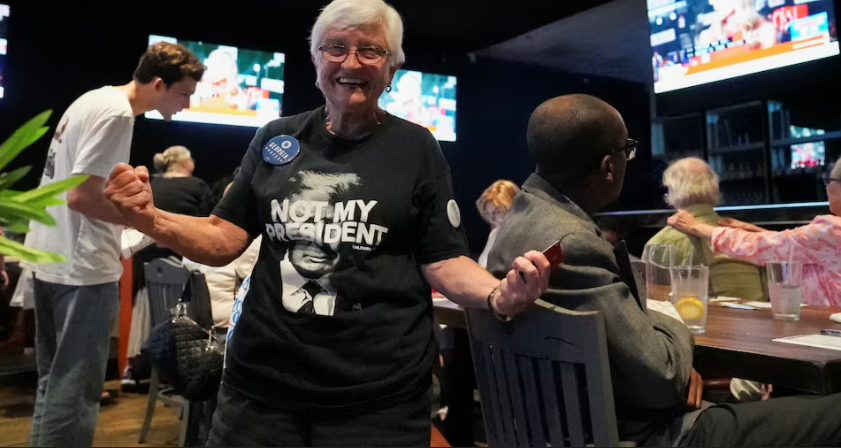 Một người ủng hộ phấn khích khi theo dõi cuộc tranh luận tổng thống ngày 27/6.