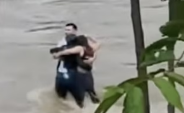 Khoảnh khắc kinh hãi 3 thanh niên bị lũ quét cuốn trôi Khoanh khac kinh hai 3 thanh nien bi lu quet cuon troi