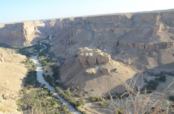 Tan muc ngoi lang toa lac tren khoi da chenh venh