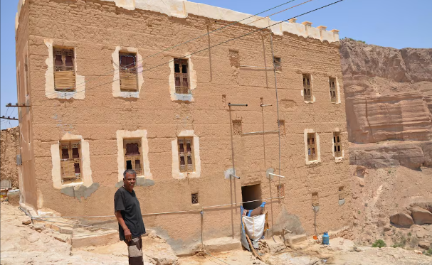 Tan muc ngoi lang toa lac tren khoi da chenh venh-Hinh-3