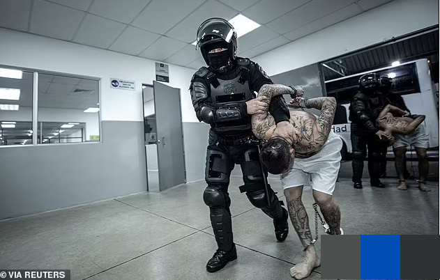 Các cai ngục được trang bị vũ khí hạng nặng trong nhà tù.