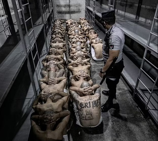 Tại trại giam này, các tù nhân bắt buộc phải ăn bằng tay vì dao và nĩa có thể là vũ khí chết người và tù nhân chỉ được rời khỏi phòng giam 30 phút mỗi ngày.