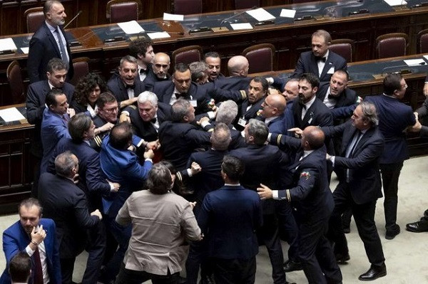 Nghị sĩ Italy ẩu đả trong Quốc hội Nghi si Italy au da trong Quoc hoi