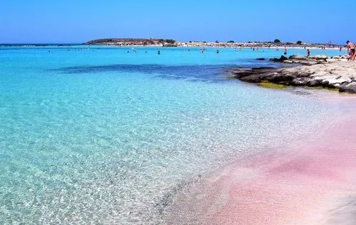4. Bãi biển Balos Lagoon của Crete – Hy Lạp. Đầm phá này có bãi biển dọc theo vùng nước nông và ấm áp, mang đến trải nghiệm thú vị. Bãi biển có màu hơi hồng tinh tế, gây ấn tượng mạnh với du khách.