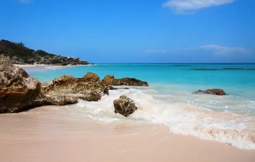 7. Bãi biển Vịnh Horseshoe – Bermuda. Bermuda là một lãnh thổ hải ngoại của Anh ở Bắc Đại Tây Dương. Vịnh Horseshoe là địa điểm nổi tiếng của Bermuda, với một dải cát dài hình lưỡi liềm có màu hồng baby, được tạo thành từ những mảnh san hô và vỏ sò bị sóng đánh dạt vào bờ.