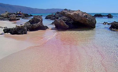 10. Bãi biển Elafonisi, Crete – Hy Lạp. Vào một số thời điểm trong năm, bạn có thể đi bộ đến Elafonisi qua vùng nước nông, được bao bọc bởi một bãi biển tuyệt đẹp phủ đầy cát hồng.