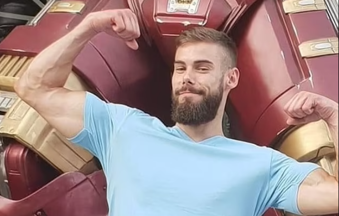 Chan dung nguoi hung tom gon ten cuop co sung trong cua hang-Hinh-2