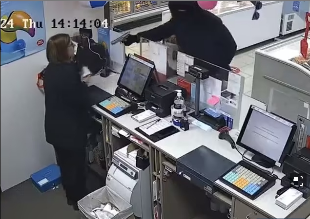 Chan dung nguoi hung tom gon ten cuop co sung trong cua hang