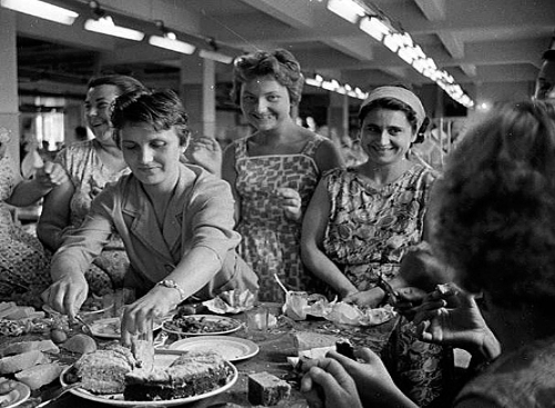 Những người phụ nữ Liên Xô tham dự một bữa tiệc sinh nhật tại xưởng.