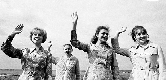 Vẻ đẹp rạng rỡ của họ cuốn hút mọi ánh nhìn.