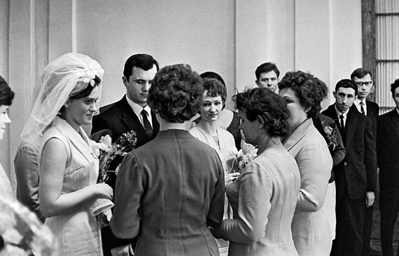 Cô dâu xinh đẹp hạnh phúc trong lễ cưới.