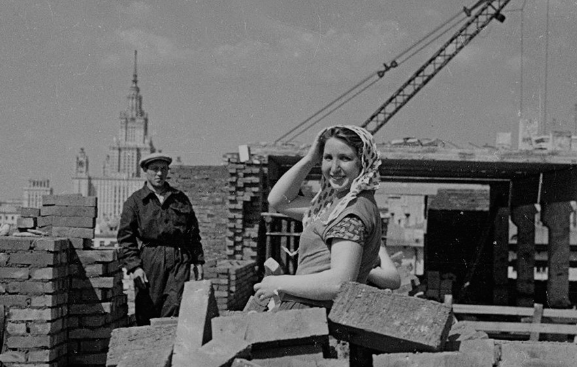 Nữ công nhân với nét đẹp lao động.