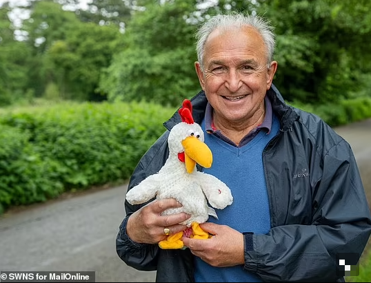 Pete Mortlock, 77 tuổi, người đã sống trong làng được 10 năm, cho rằng tin đồn về đàn gà đã bị "phóng đại quá mức".