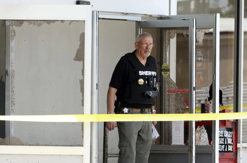 Hiện trường vụ xả súng tại Mỹ, nhiều người thương vong - Hình 3 Hien truong vu xa sung tai My, nhieu nguoi thuong vong-Hinh-3