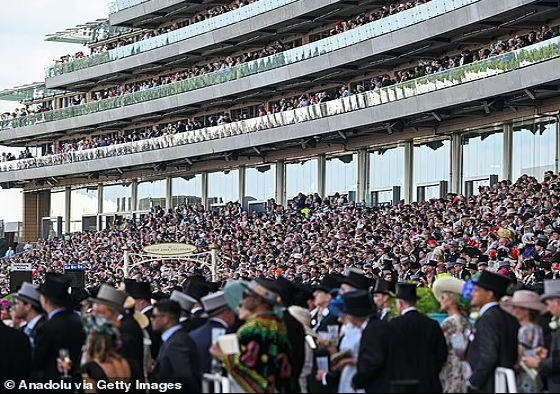 Co gai tre bi tan cong, cuong hiep khi dang di bo